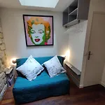 Romantic Tiny House Inside Montmartre