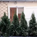 Romantic Tiny House Inside Montmartre