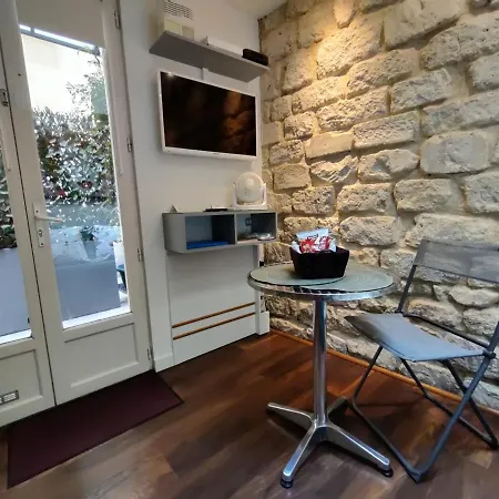Romantic Tiny House Inside Montmartre Apartment