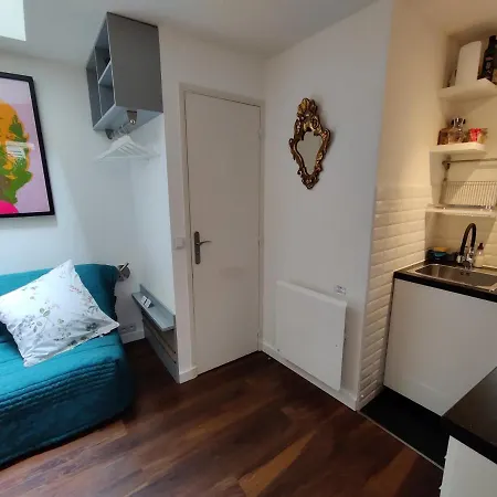 Romantic Tiny House Inside Montmartre